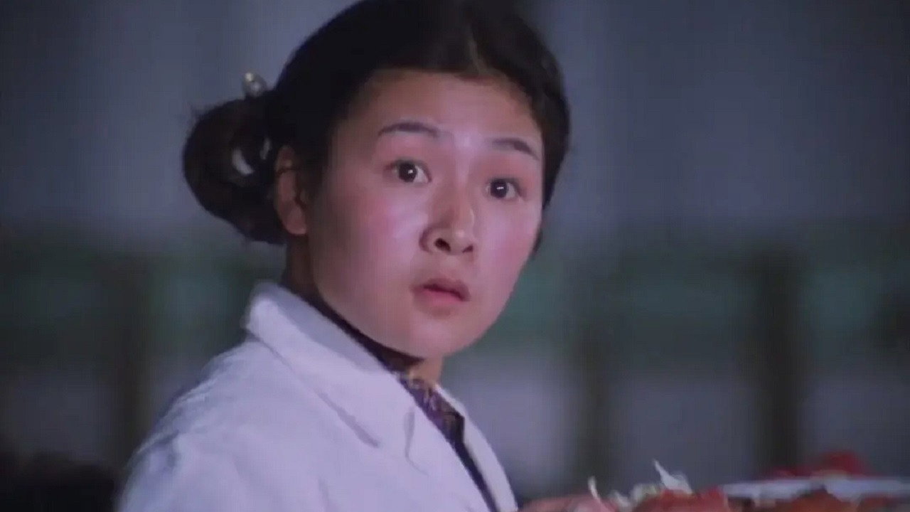 端盘子的姑娘剧照
