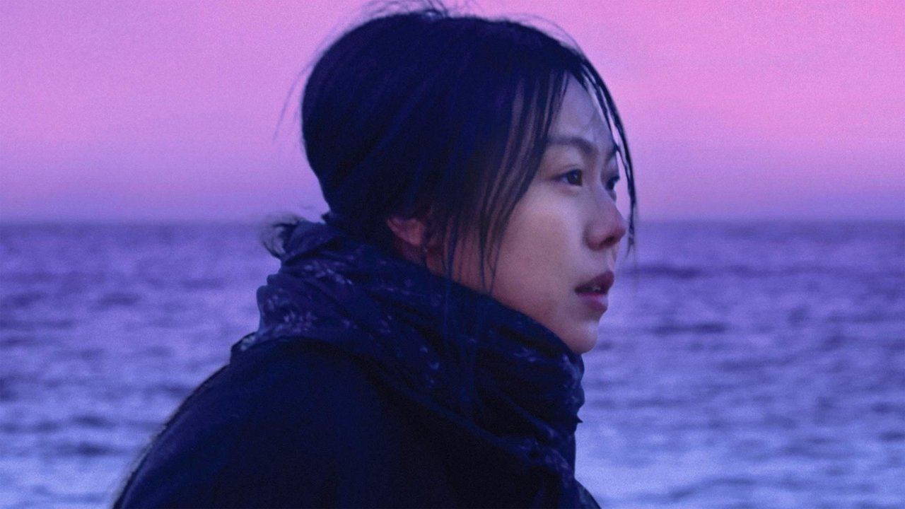 独自在夜晚的海边剧照